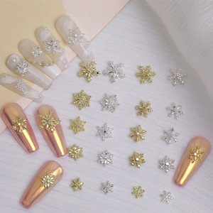 ชาร์มตกแต่งเล็บแบบแบน รูปทรงเกล็ดหิมะ 3 มิติ วัสดุโลหะผสมสีเงินและสีทอง ขนาดเล็ก สำหรับตกแต่งเล็บในช่วงฤดูหนาวและคริสต์มาส จำหน่ายจำนวนมาก - Product Image 1