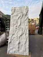 Les murs artificiels sont esthétiquement plaisants, peu coûteux et conçus avec des panneaux de briques. Mur en pierre de polyuréthane