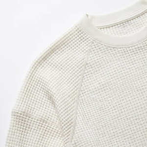 Haut thermique gaufré 300 GSM pour femme, coupe ample, manches raglan, blanc, style streetwear, avec logo personnalisé - Product Image 4