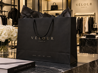 Grand sac de shopping personnalisé en papier recyclé enduit, durable, avec poignée en ruban et logo en relief pour l'emballage de marques de vêtements