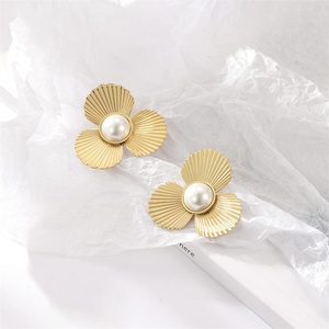 ต่างหูทองชุบคุณภาพสูง สแตนเลสประดับมุกทรงดอกไม้ - Product Image 3