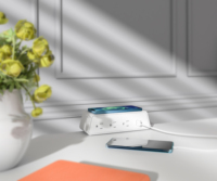OMNI Desk Clamp Socket Strip avec Qi Charger Pince réglable Prise de courant pour les environnements de bureau et les tables de conférence