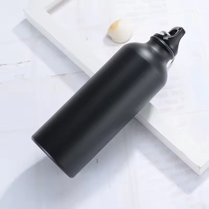 Bouteille d'eau sport recyclée 500 ml personnalisable avec logo, à paroi simple, avec couvercle et bouchon à vis mousqueton pour le voyage et la randonnée - Product Image 5
