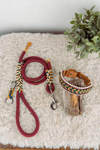 Durable hecho a mano al aire libre granate Paracord perro Correa y collar conjunto con trenzado amarillo blanco y verde acentos - Product Image 2