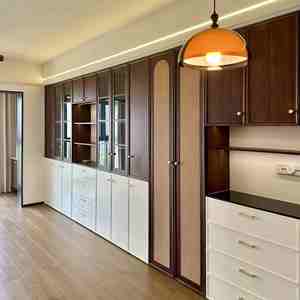 Armoire traditionnelle en bois d'orme antique Balom |   Finition vieillie |   Portes coulissantes |   Durable |   Personnalisable pour hôtel et restaurant - Product Image 1