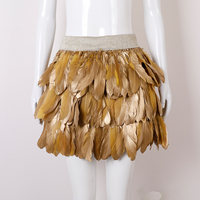 Costume de luxe avec ailes d'ange dorées en plumes, jupe en plumes, tenue de défilé de mode, Halloween, carnaval, performance scénique, cosplay