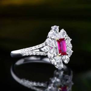 Anillo Rectangular con Halo de Rubí Sin Calentar, Oro Blanco de 18K con 28 Diamantes en Total de 0.14ct, 2.68g, Anillo de Gema con Pavé Completo para Mujer - Product Image 2