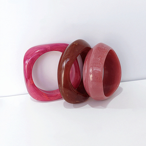 حامل عرض أكريليك بالجملة من UJBOX للمجوهرات الراقية، تصميم فني رخامي عريض لعرض الأساور، ديكور متجر جذاب، الحد الأدنى للطلب منخفض - Product Image 2