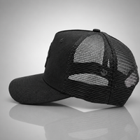 Casquettes Trucker en Maille Noire 6 Panneaux Style 112 avec Logo Brodé Avant et Latéral, Visière Légèrement Courbée – Bonne Affaire 2026