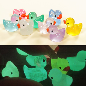 Gran oferta DIY 3D resina artesanía decorativa jardín miniatura resplandor en efecto oscuro pato ornamento hierba Material llavero Accesorios - Product Image 4