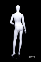 Mannequin féminin réaliste aux courbes généreuses
