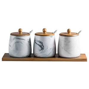 <span class=keywords><strong>Set</strong></span> di tre barattoli per spezie da cucina in ceramica con coperchio e supporto in bambù naturale - Product Image 2