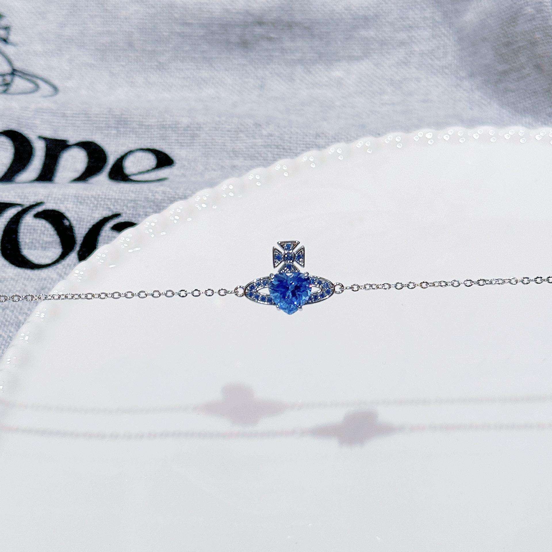 สีฟ้าอ่อน ประดับเซอร์คอนธรรมชาติสีเงิน