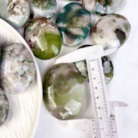 Pierre de méditation et de guérison spirituelle en agate verte polie naturelle, prix d'usine