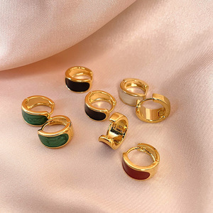 Boucles d'oreilles Huggie semi-circulaires de luxe style rétro Hong Kong, motif goutte d'huile, pour femme, en cuivre, tendance et polyvalentes - Product Image 1
