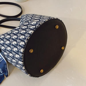 Sac seau en PU de style féminin tendance. Sac à main rétro de grande capacité. Designs de créateurs de marques. - Product Image 5