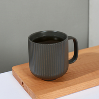 En gros En vrac Rayures Emboss Noir Mat Petit Personnalisé Thé Au Lait Café Verres 380ml Tasse En Céramique Tasse