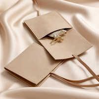 Pochette à bijoux en microfibre avec logo personnalisé et ruban, emballage de luxe en daim pour bijoux, sacs pour boutiques et petites entreprises