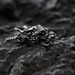 จี้หัวมังกรสแตนเลส สร้อยคอผู้ชาย ดีไซน์รูปทรงเรขาคณิต สไตล์ไม่สมมาตร - Product Image 2