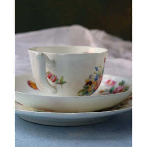 Juego de Tazas de Porcelana Inglesa Decoradas a Mano, Color Blanco con Rosas, con Tetera de Cerámica, Platillo y Cuchara para Hoteles - Product Image 1