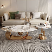 Ensemble de tables basses élégantes et luxueuses, cadre doré, plateau en pierre, design moderne et créatif, table centrale idéale pour le salon