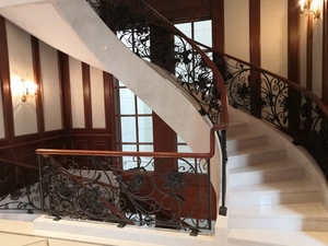 Garde-corps en verre intérieur de luxe moderne Escaliers en acier inoxydable plaqué or avec motifs élégants Caractéristique durable - Product Image 3