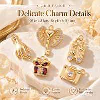 LUOYUNE Breloques dorées en cuivre avec zircon, motifs Aile, Clé, Valise, Boîte cadeau, Appareil photo, pour la création de bijoux DIY (bracelets, colliers)