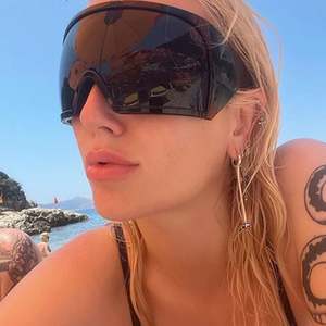 Gafas de Sol Punk Extra Grandes de Moda 2025 con Logotipo Personalizado, Gafas Deportivas UV400 con Lente de una Pieza para Hombre y Mujer - Product Image 2