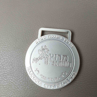 Plaque de nom personnalisée en alliage de zinc avec lettres en relief 3D, style personnalisé, médaille avec impression sérigraphique pour la publicité