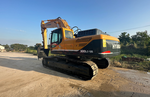 Excavatrice sur chenilles Hyundai 330LC-9T d'occasion, machine de construction jaune - Product Image 2
