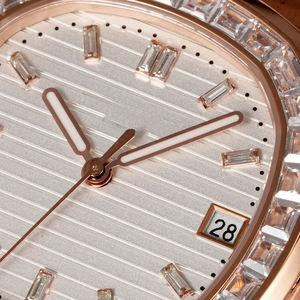 Reloj Mecánico de Lujo en Tono Platino con Diamantes Personalizados en Relieve Horizontal, Ideal para Personas Importantes, Regalo de Aniversario - Product Image 3