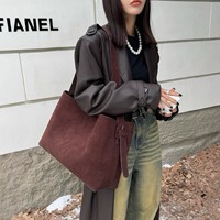 Tas Selempang Wanita Kulit PU Suede Anti Air dengan Logo Custom, Rantai, dan Desain Fashion untuk Musim Dingin