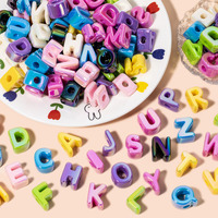 Perles Alphabet en Acrylique Plaqué UV Multicolores à Grand Trou (A-Z) pour la Fabrication de Bijoux et Porte-clés DIY - Vente en Gros