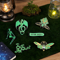 Broches Lumineuses Personnalisées : Épingles Visibles dans l'Obscurité pour Vêtements et Sacs (Motifs Phosphorescents, Pattes de Sorcière, Papillons de Nuit) – Sans Minimum de Commande
