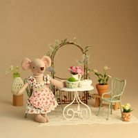 Meubles miniatures en métal personnalisés en gros pour poupées de mode acceptent des tables de chaises évidées faites d'accessoires de maison de poupée