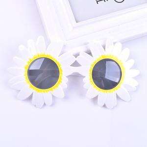 للبيع بالجملة أقحوانات صغيرة لأعياد الميلاد نظارات حفلات ديكور زهور بيضاء إبداعية تزيين الكعك - Product Image 3