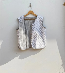 Chaleco Unisex Reversible Acolchado de Algodón Transpirable y Ecológico, Estampado a Mano con Bordado Floral, Ligero para Usar en Capas - Product Image 3