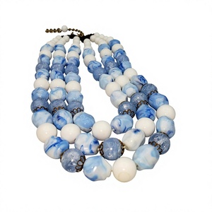 Collier multicouche tendance en résine et perles, motif coquillage, coloré rose, rouge, orange, bijou fantaisie pour femme, idéal pour mariage - Product Image 3