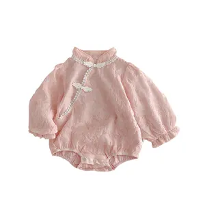 स्प्रिंग गर्ल्स एथनिक स्टाइल रोमपर्स पिंक बेबी गर्ल एम्बॉस्ड फ्लावर डिज़ाइन पिंक कपड़े बेबी गर्ल