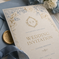 Invitation de mariage personnalisée élégante bleue à motifs floraux, impression de bordure botanique or et bleu ornée avec texte personnalisé