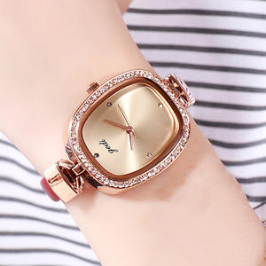 Nouvelles montres pour femmes en gros, montres uniques et créatives pour femmes avec bracelet en cuir rond, style rétro - Product Image 4