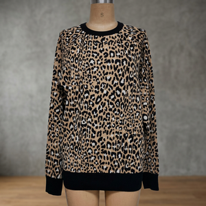 เสื้อสเวตเตอร์คอวีลายเสือดาวแบบมีซิปสำหรับผู้หญิง รุ่น AW26 คอลเลคชั่นฤดูใบไม้ร่วง/ฤดูหนาว  โลโก้ด้านหน้า  ผ้าสแปนเด็กซ์/คอตตอน  ทรงลำลอง - Product Image 2
