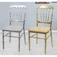 Chaise de banquet moderne simple à structure métallique, empilable, luxueuse et rembourrée avec dossier, idéale pour la restauration hôtelière, les événements extérieurs et les mariages.