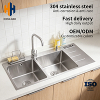 Évier de cuisine moderne en acier inoxydable 304 avec support de robinet monotrou, égouttoir, porte-couteaux et plateau de drainage, conception à cuve unique