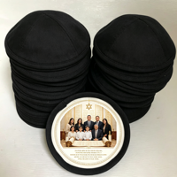 Zwarte katoenen op maat gemaakte Joodse kippot met aangepaste afbeelding, gedrukte Davidster, Hebreeuwse letters, ceremoniële hoofdbedekking