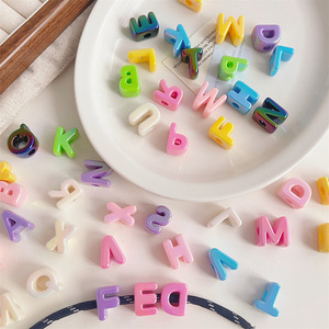 Perle <span class=keywords><strong>de</strong></span> chaîne <span class=keywords><strong>de</strong></span> téléphone portable en plastique épais, lettre alphabet, 6 mm, grand trou, 20 mm, irisée, plaquée UV acrylique - Product Image 1