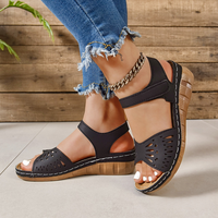Sandales compensées ajourées à bout ouvert pour femme avec bride Velcro réglable et semelle extra épaisse, idéales pour la plage