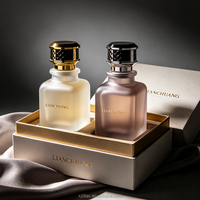 Flacon de parfum de luxe en verre givré carré avec bouchon couronne orné et pompe vaporisateur, livré dans un coffret cadeau haut de gamme