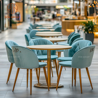 Ensemble de meubles de café moderne, de restaurant, de salon de thé, canapé en tissu bleu ciel, banc et chaises individuelles, tables à manger carrées en bois