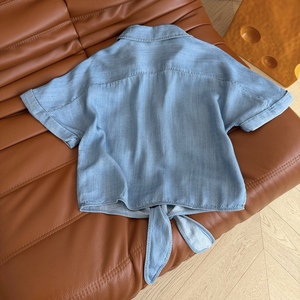Chemisier à manches courtes torsadé bleu clair délavé pour l'été 2026 - Product Image 1